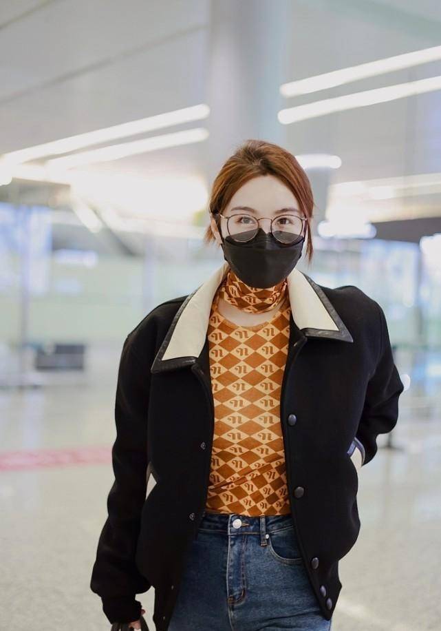 脚踝 李菲儿气质这么好,短大衣配打底衫时尚清新,露脚踝看着有点冷