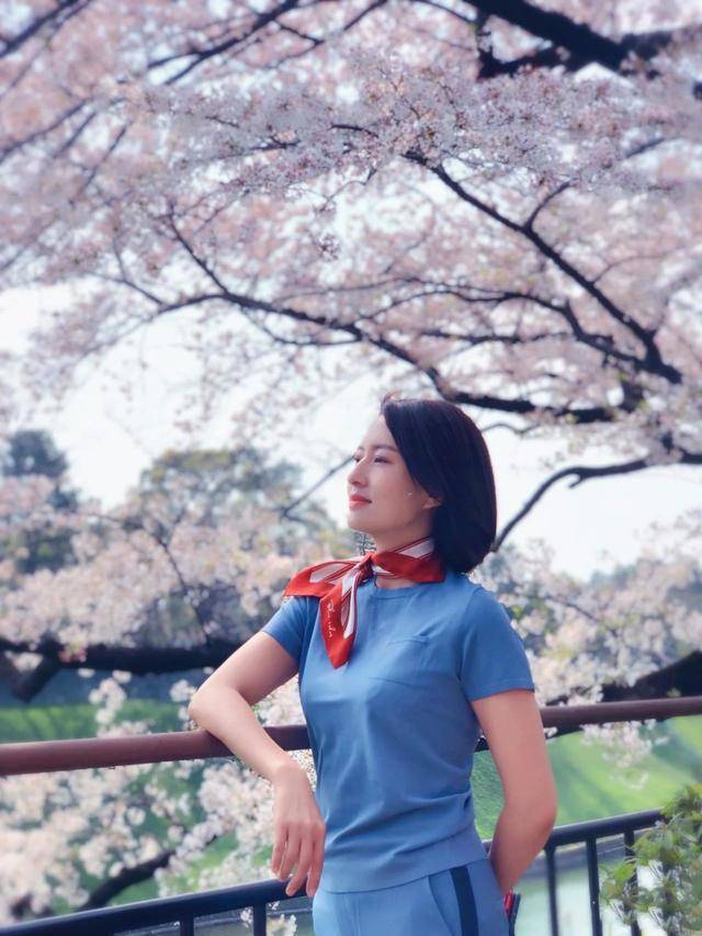 张蕾是央视最美主持人晒自拍照皮肤水嫩40岁了还人比花娇