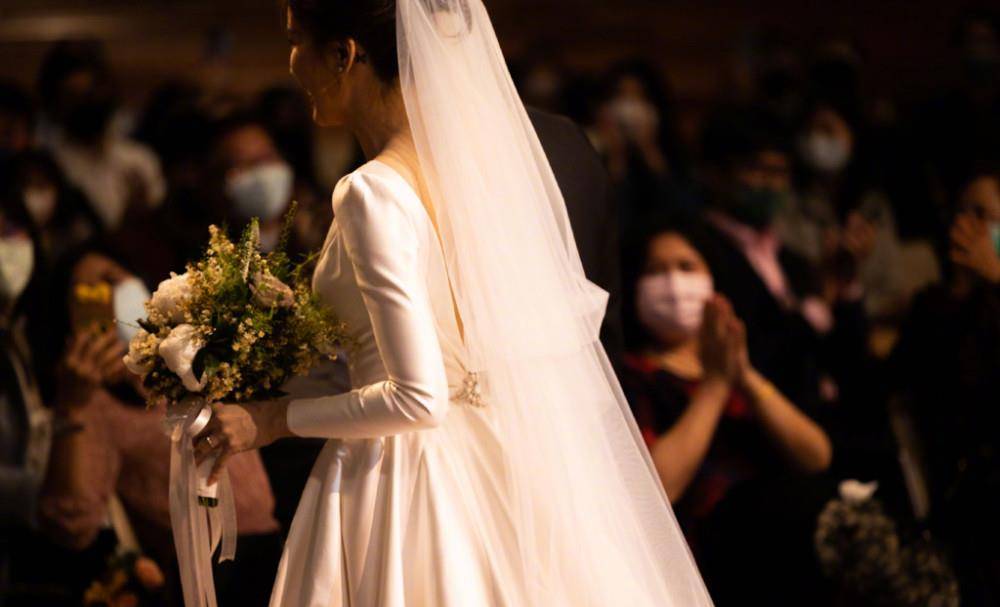 曾沛慈开心晒婚礼现场照，身穿白纱与老公甜蜜亲吻，好幸福
