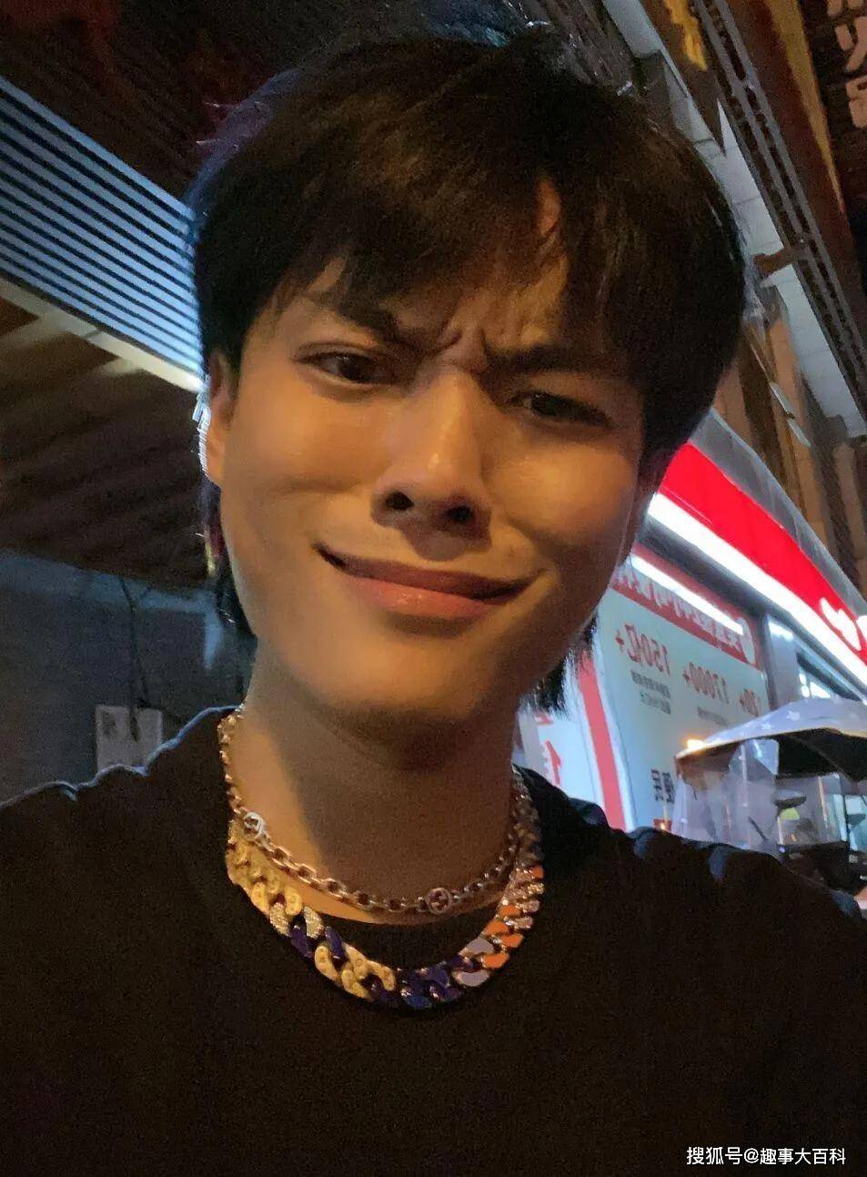 不务正业”却圈粉6千万，网红只是副业，小杨哥到底啥背景？_搜狐网