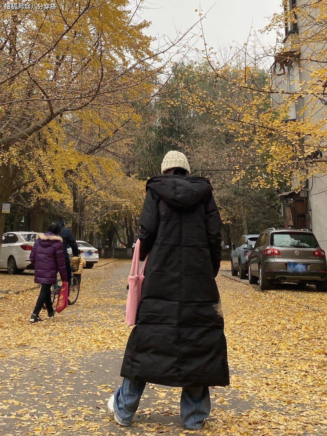 进行 轻熟女性冬天不要瞎打扮，试试这些长款羽绒服，简约利落又保暖