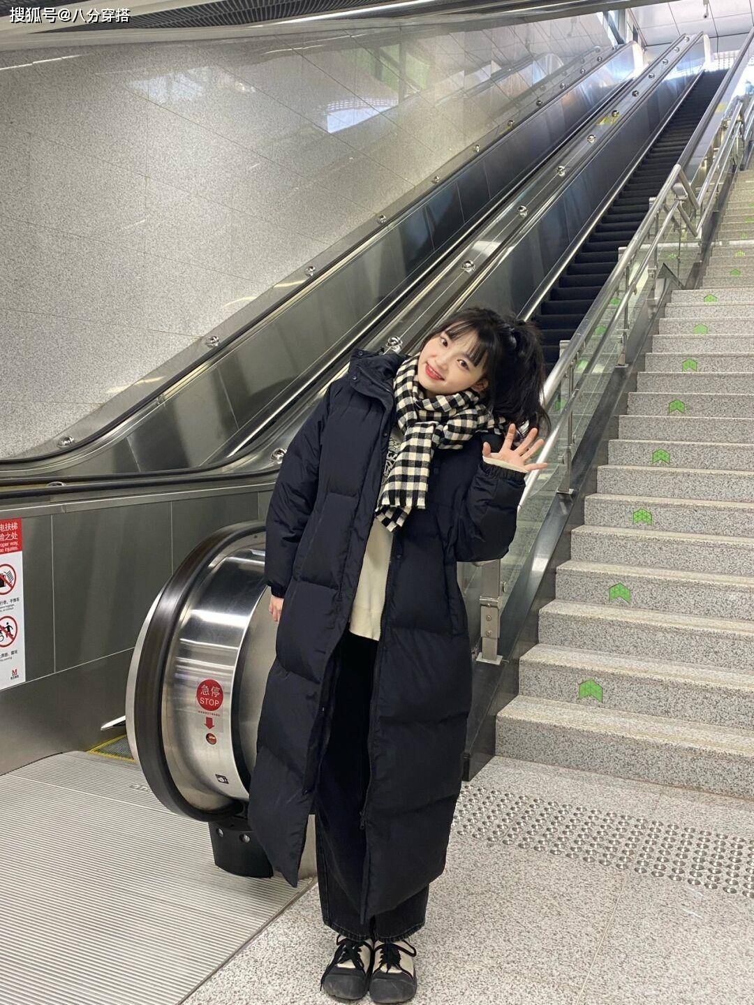 进行 轻熟女性冬天不要瞎打扮，试试这些长款羽绒服，简约利落又保暖