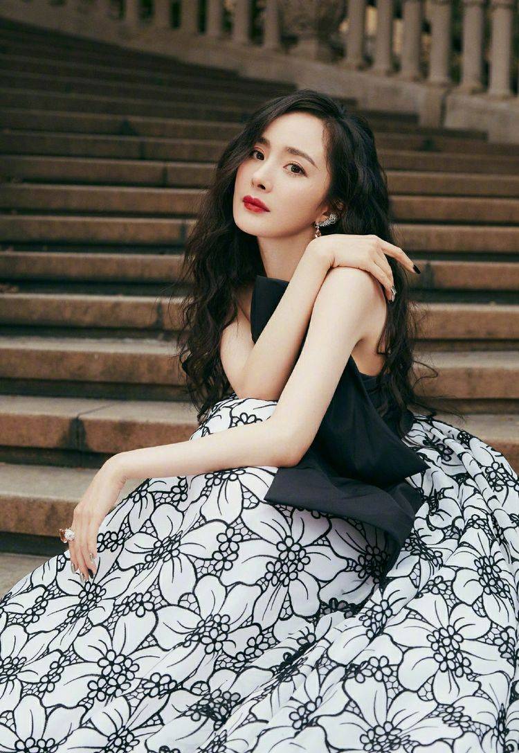 下半身 杨幂是真敢呐！上半身只穿个“蝴蝶结”，转身那刻摄影师狂按快门