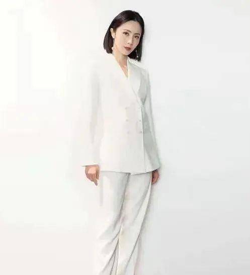 孙莉染 黄磊一家难得分开去机场，孙莉染的金发相当有气质，剪寸头的黄磊像极了保安。