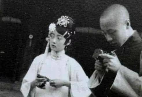清朝老照片：图二是衙役在打板子，图三是末代皇帝在玩相机