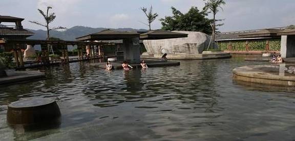 亚洲最大的露天温泉浴场可同时浸泡3000人以上—西部大峡谷