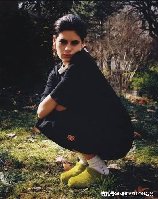 品牌 时尚 | 迪丽热巴这双毛毛拖鞋，简直可爱到犯规