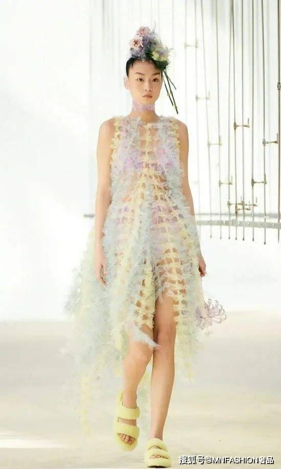 品牌 时尚 | 迪丽热巴这双毛毛拖鞋，简直可爱到犯规