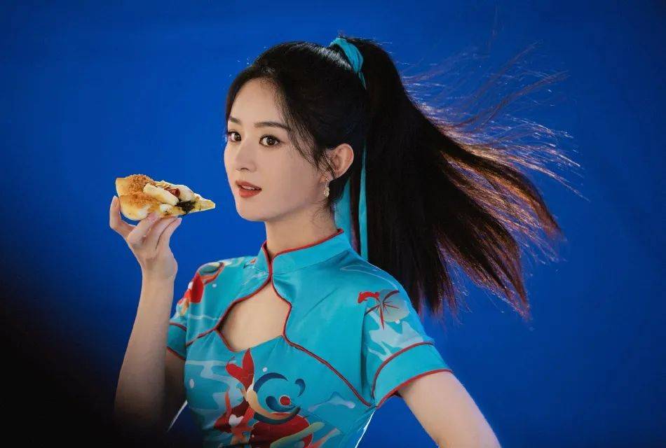 原创赵丽颖穿着浅蓝锦鲤旗袍又甜又飒雪肤玉貌美得让人窒息