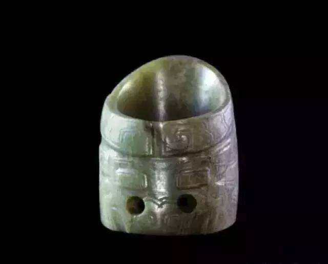 商代殷墟妇好墓出土玉韘(正反两面)妇好是商王武丁的配偶,其本人还是