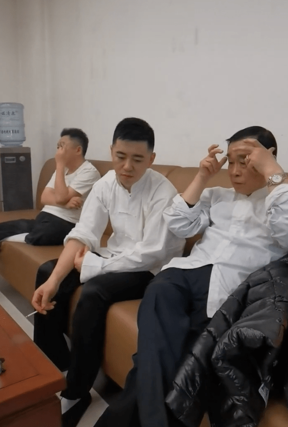 石富宽与徒孙闲聊,侯震接地气,孟鹤堂于谦相映成趣_相声_视频_冯照洋