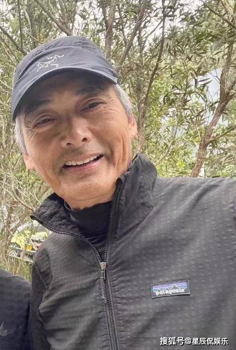 周润发近照曝光状况堪忧满头银发皱纹深重66岁看起来像80岁