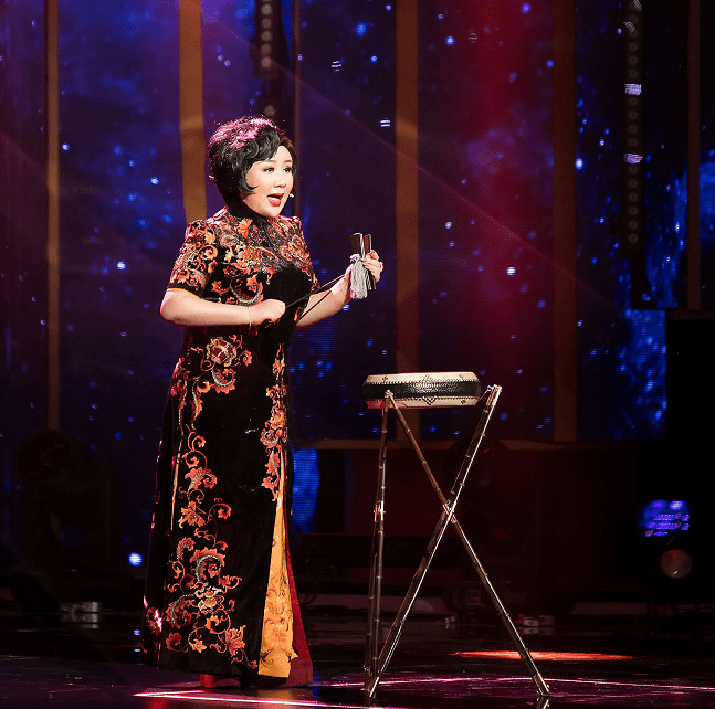 魅力 郭麒麟继母气质原来这么好，身材丰满但气韵足，45岁仍有名角气度