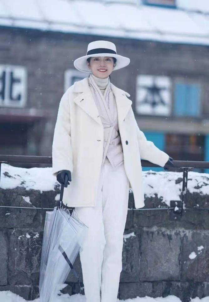 三木 过年穿大衣时，建议少配打底裤！看看三木的穿搭，你会有所启发