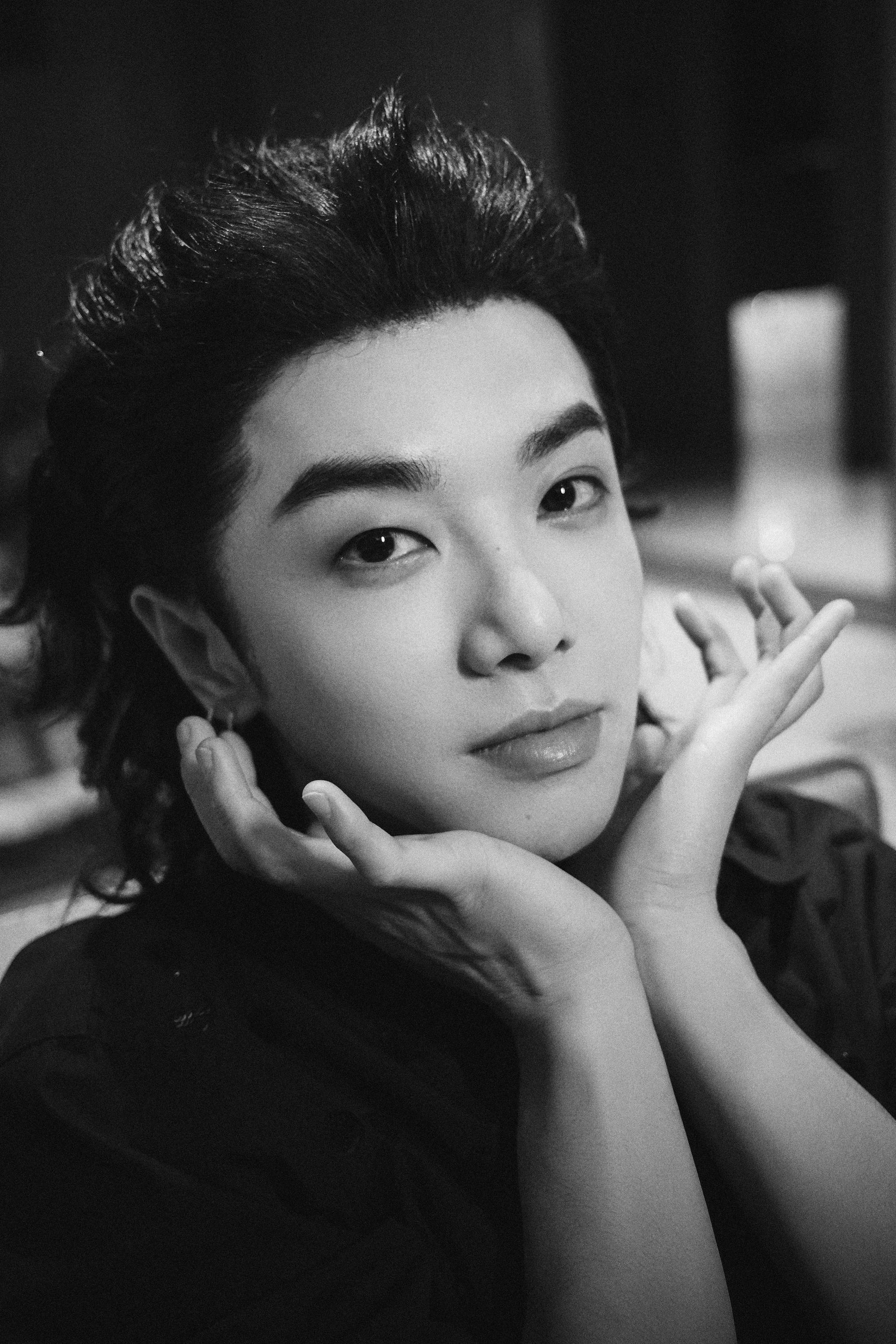 华晨宇背头黑衬衫出席芒果年会为金芒艺人颁奖贵气又帅气的华总