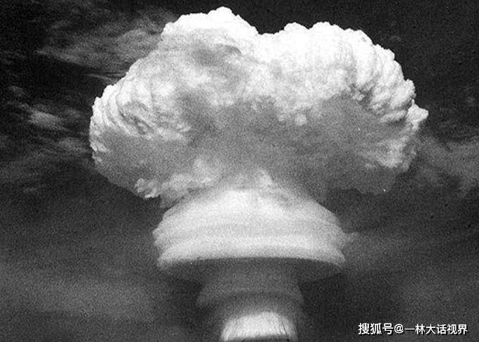 内爆式原子弹的爆炸过程 6b892c1c918f4e38bbcdc372170fcae6.jpeg