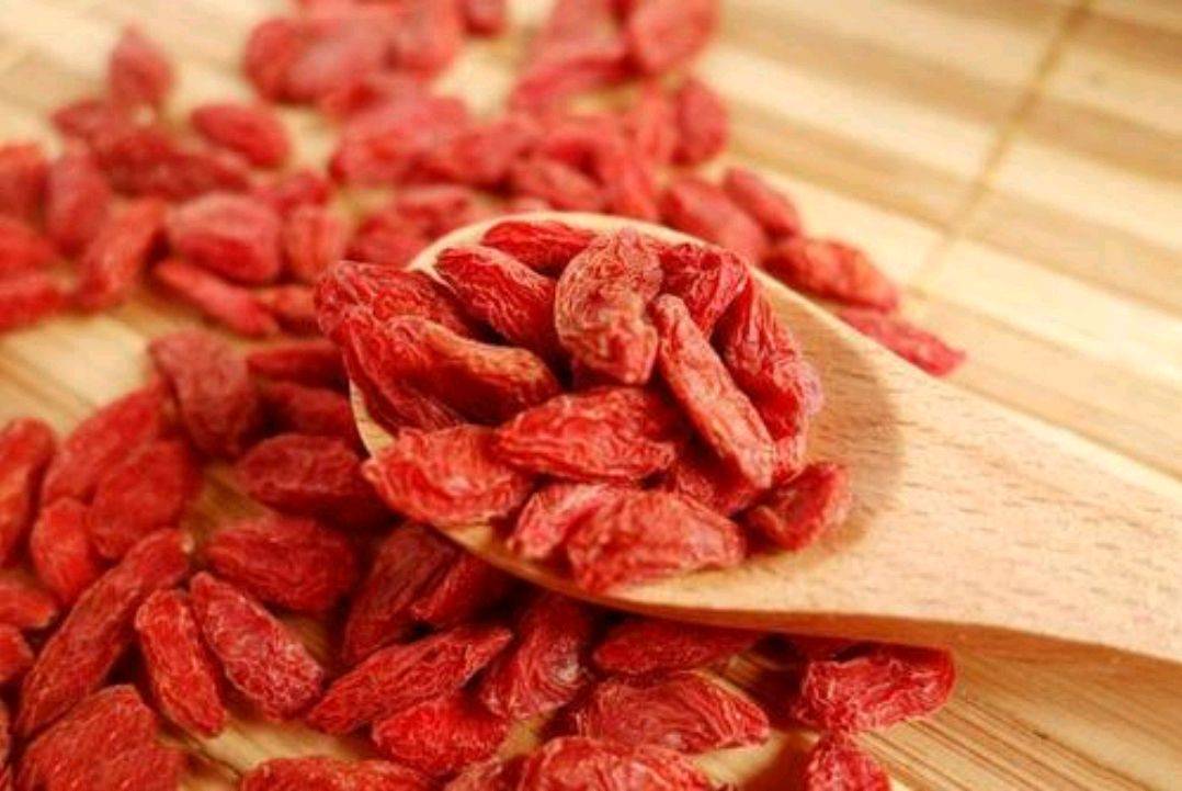 蜂蜜水女人想要变美，建议多从饮食上入手，平常不妨多吃“2菜2果2水”
