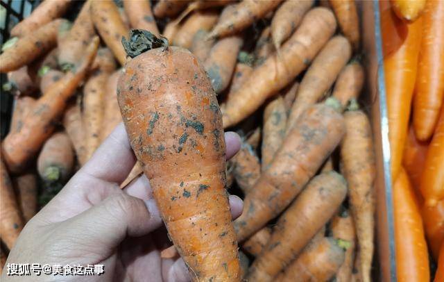 新鲜的胡萝卜水分充足,手感是硬硬的,如果软,而且外皮皱皱巴巴的,说明