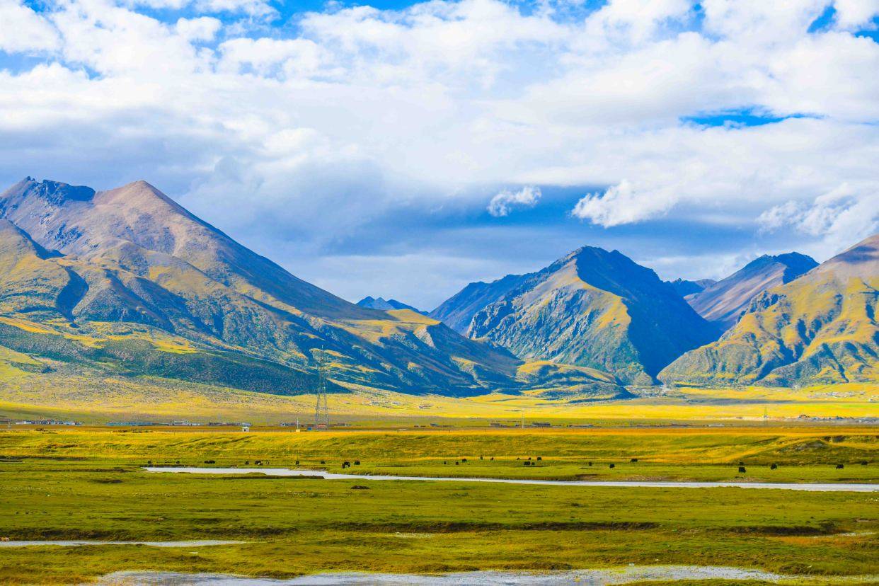 西藏超神秘藏北草原,这里有山河湖泊,高原雪山,自驾爱好者必来_经幡
