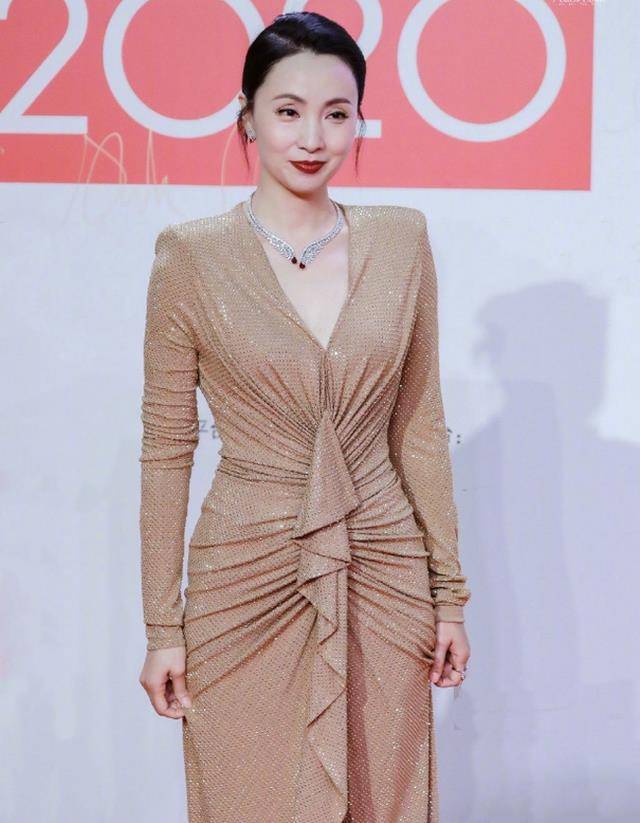 卫衣 49岁陶虹真会穿！羽绒服叠穿卫衣，不仅不臃肿，反而优雅又洋气