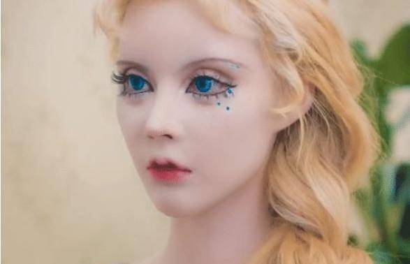 梦想“人间芭比”迪丽拉：动上百刀整成真芭比？塑胶感的脸真的好看？