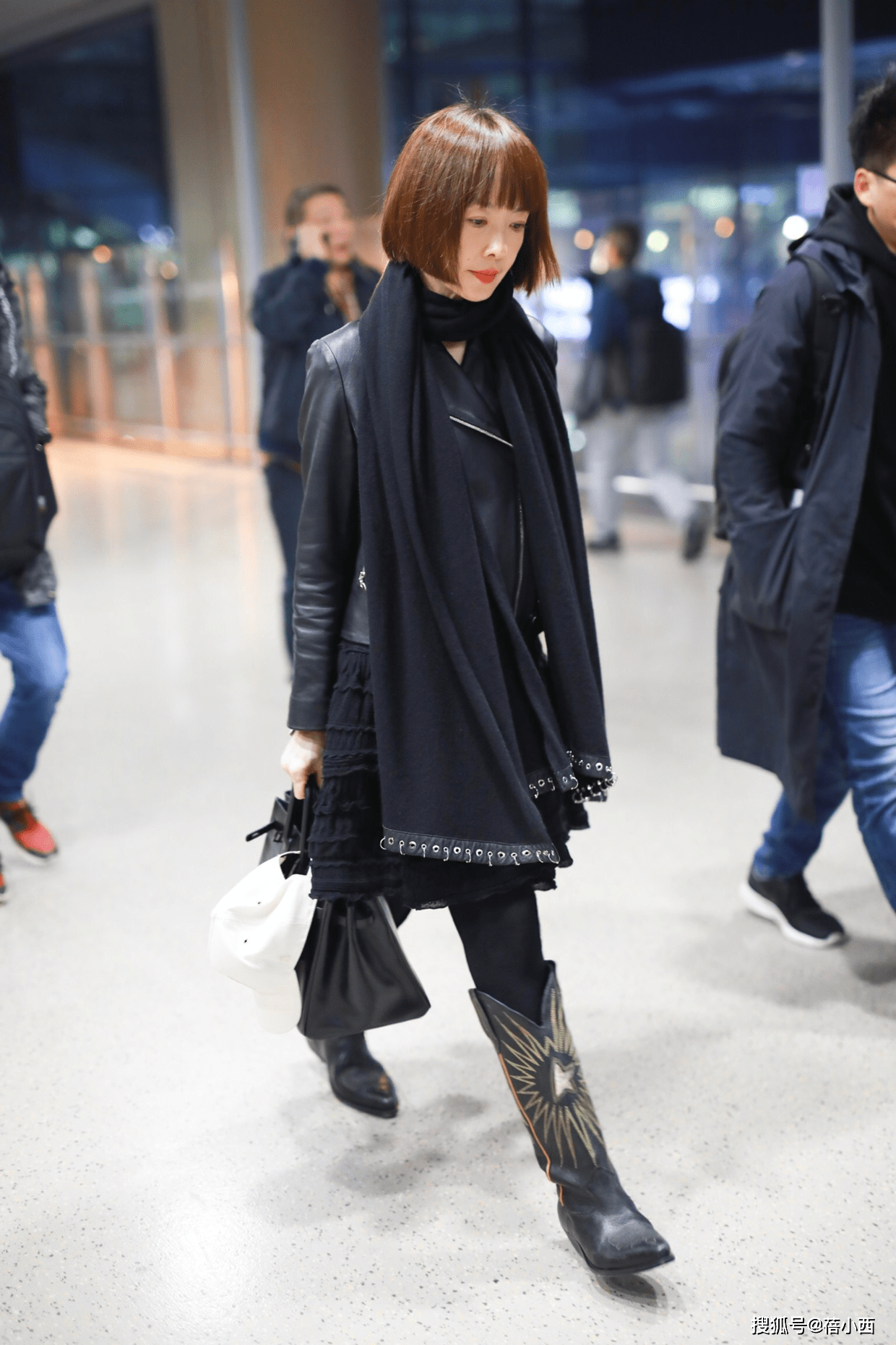 黑色 鲁豫身材干瘦但品味不俗,穿红色大衣喜气洋洋,显得年轻又不雷人