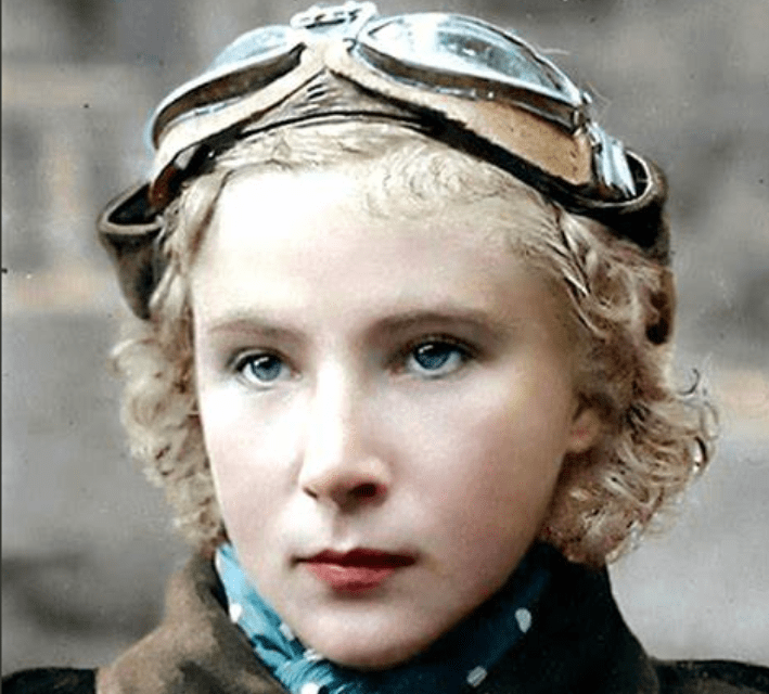 凋零在乌克兰上空的 白百合:史上头号女王牌飞行员之死