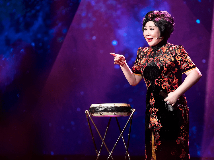 魅力 郭麒麟继母气质原来这么好,身材丰满但气韵足,45岁仍有名角气度