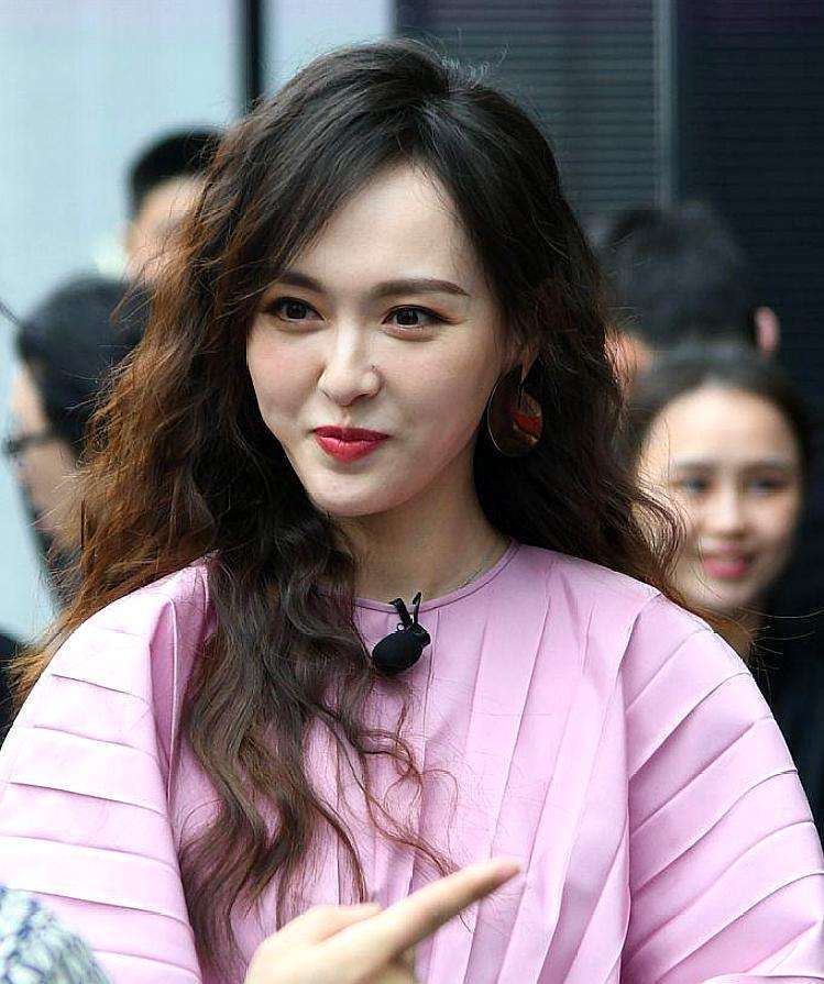 原创唐嫣生图曝光真实样子厚厚的雪白粉也遮不住黑眼圈