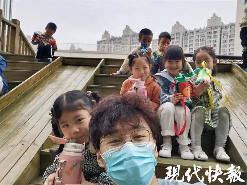 主题|太暖！男幼师为萌娃做了这件事
