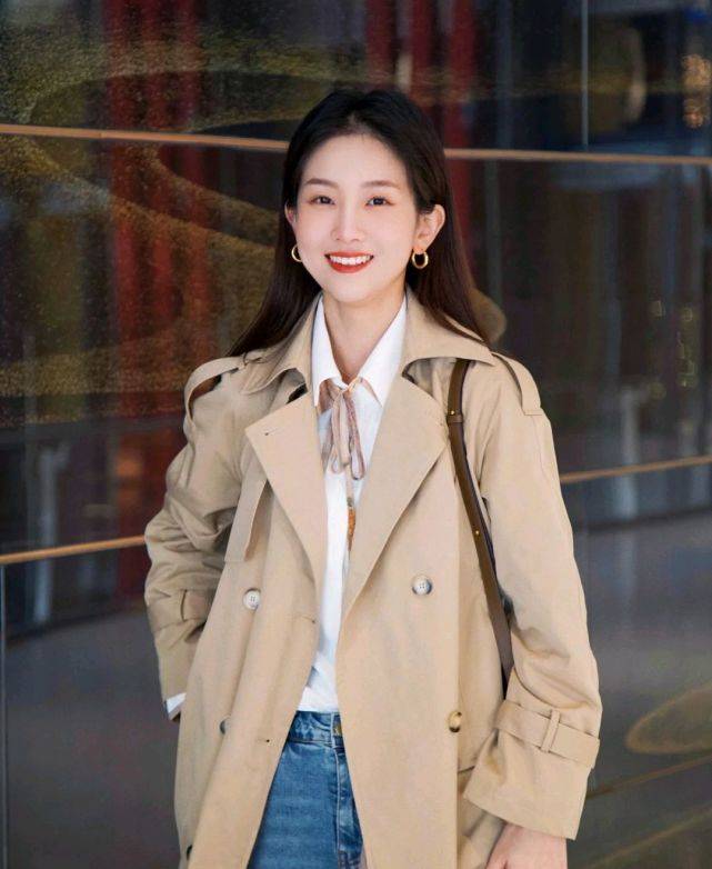 围巾 怎么穿大衣才高级？三套穿搭示范，让你轻松成为人群中的焦点