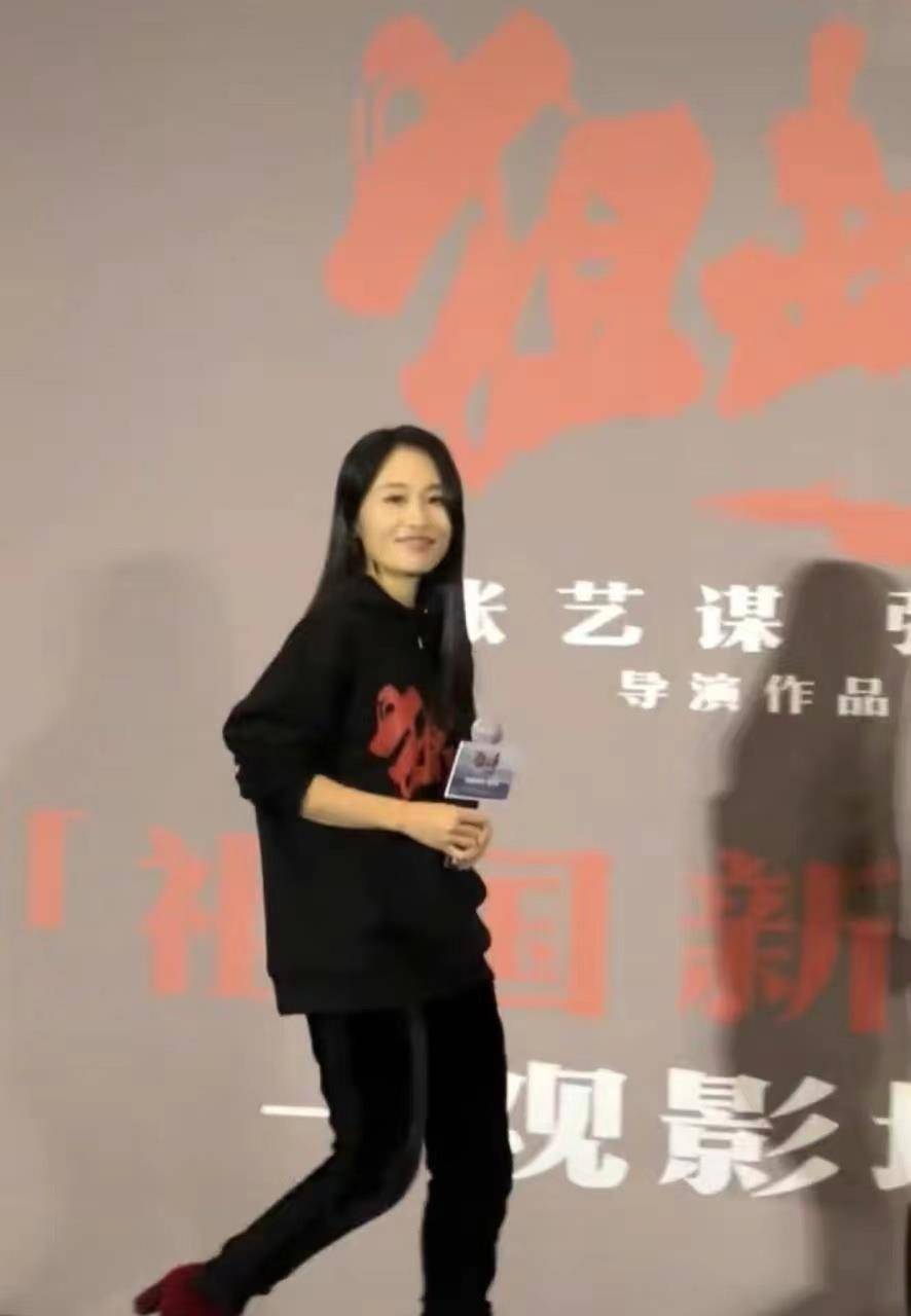 卫衣 张艺谋又出一大作！与女儿同框显可爱，长女是学霸两次都嫁人