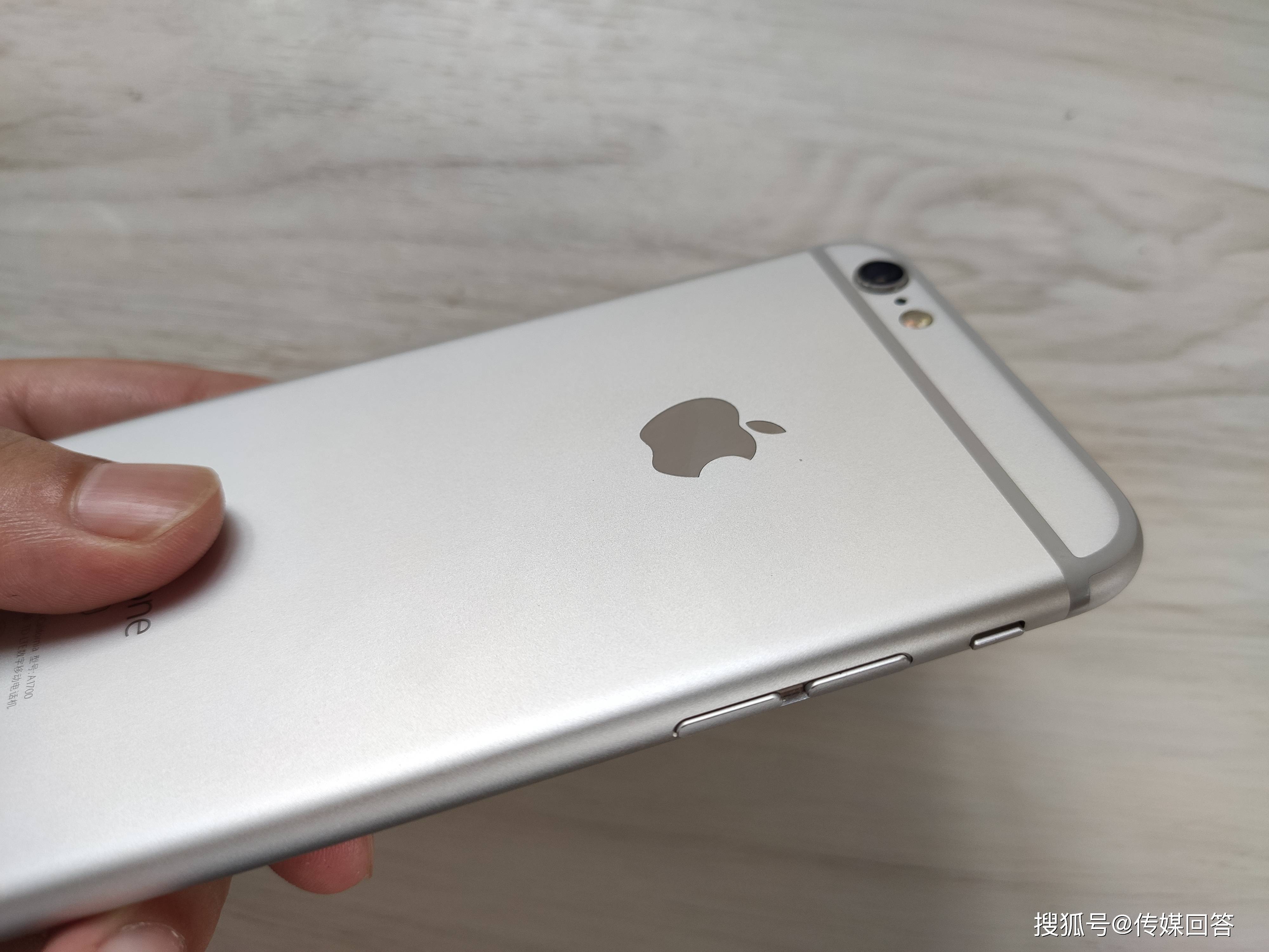 另外,值得一提的是iphone6s的機身尺寸,其4.