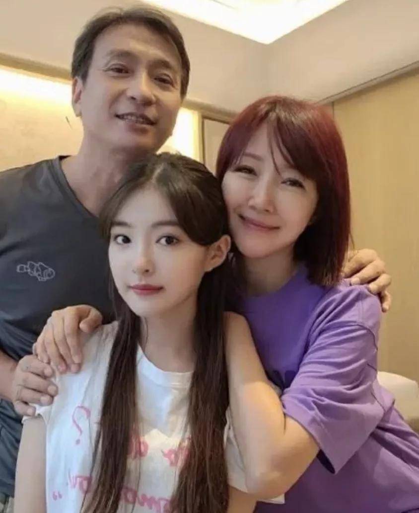 韩菲诗台湾艺人王中平和余皓然的女儿,今年刚满18岁.