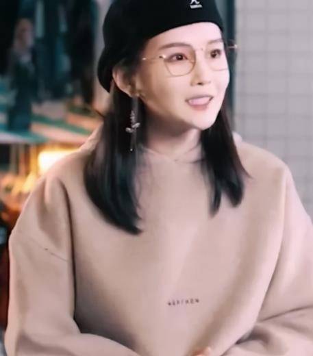 李小璐赵本山女儿太飒！直播间大方承认花30万做鼻子，近照酷似李小璐