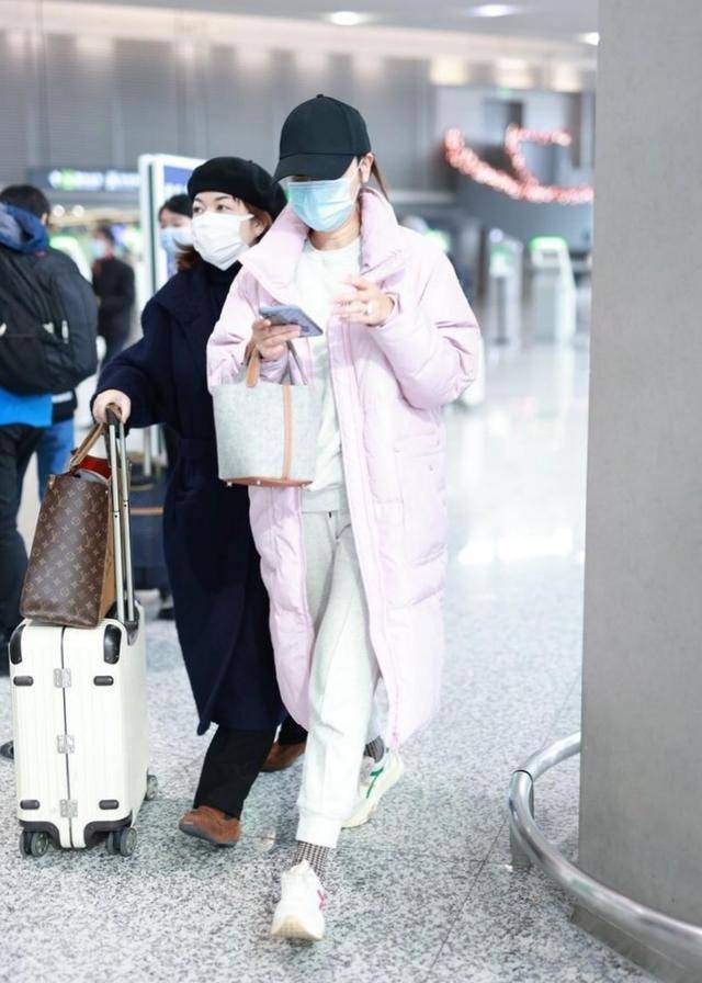 视觉 叶一茜机场穿搭接地气，粉色羽绒服搭配卫衣套装，丝毫没有明星味