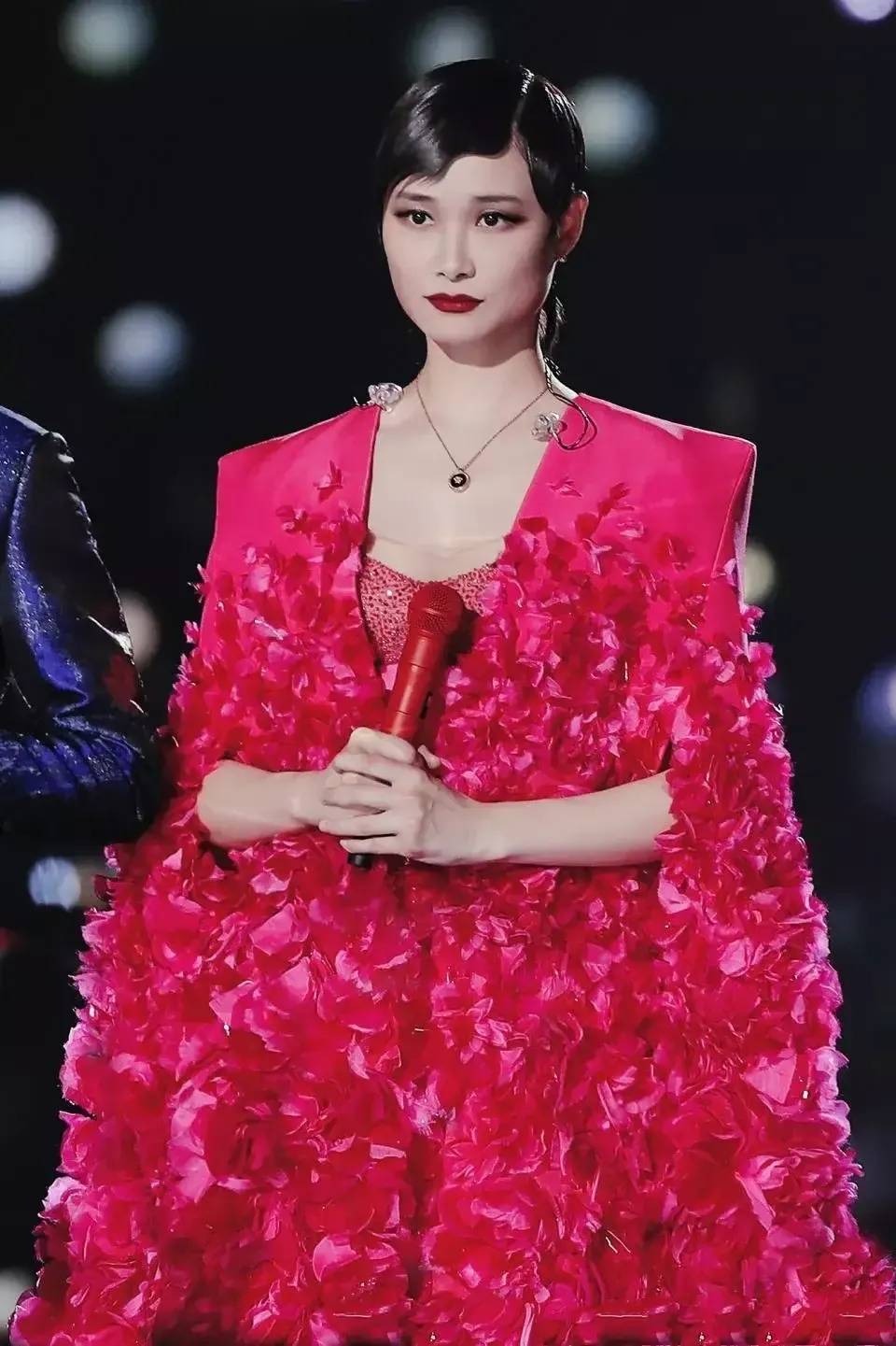 原创李宇春彻底释放自己烈焰红唇波浪卷露事业线网友却说毫无欲望