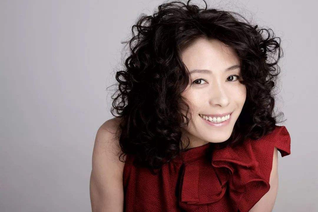 锅姨饰演者刘丹生活照阳光明媚剧中阴森一笑能把人送走