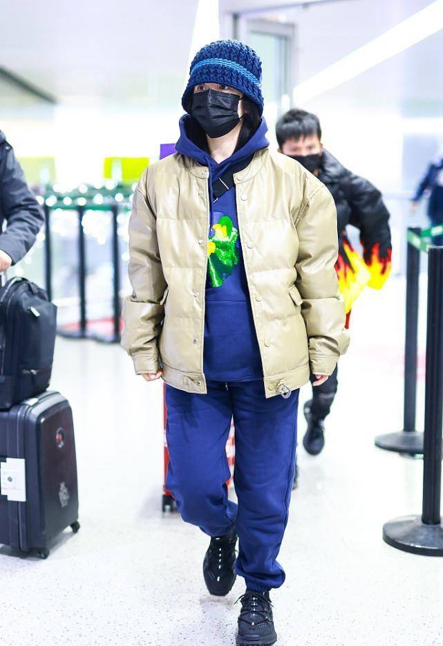 颜色 谢娜的照片是谁拍的，身高看着像1米3，但穿得很有学生气