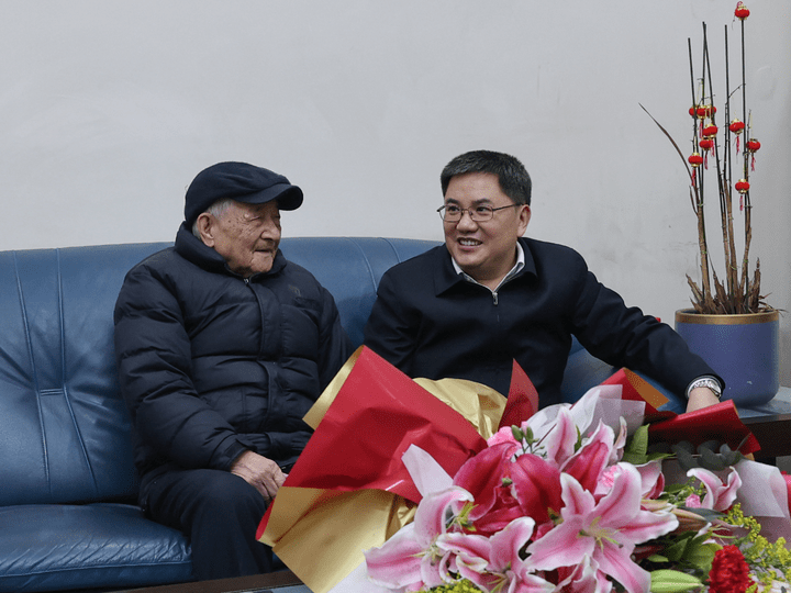 沙坪坝区委书记唐小平开展春节前走访慰问活动