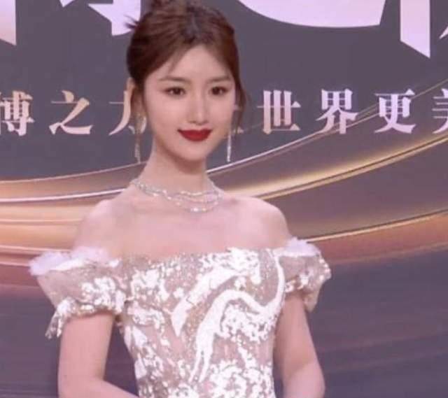 身材 明星撞衫修罗场：杨幂唐嫣连环撞，杨颖远看像礼仪小姐