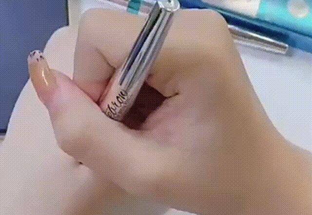 画眉国内有一“四叉”眉笔,适合新手和手残党女生,让眉毛自然显气质
