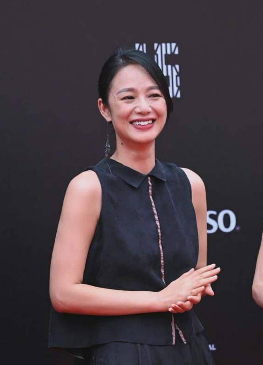 周冬雨 王菲和童谣罕见撞衫,同样是白衬衫阔腿裤,王菲的天后气场太强了