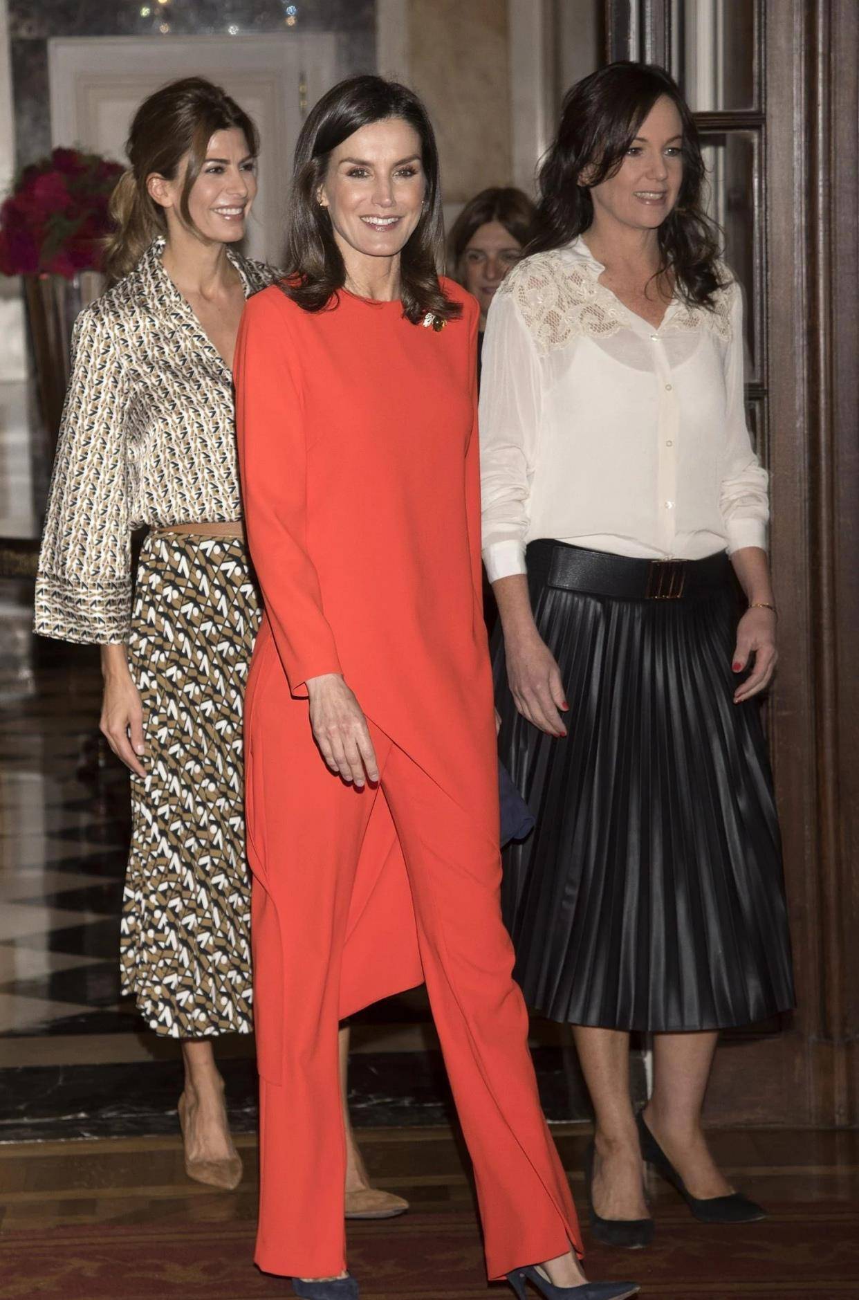 de 莱后带货太厉害，穿过的衣服立刻售罄，“莱蒂齐亚效应”持续发酵 。