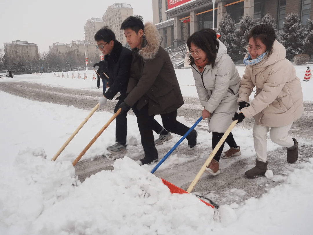 年味|扫雪除冰干起来！