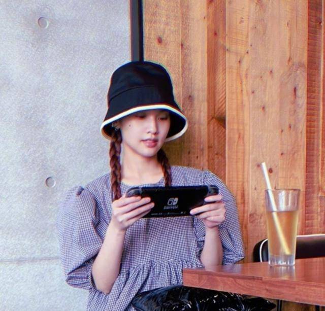 整体 杨丞琳私服穿搭指南：一袭紫色细格纹长裙，秒变青春少女