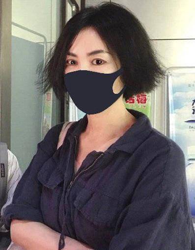 曲线 50岁王菲带女儿走机场，一身休闲搭配，李嫣长腿十分抢镜