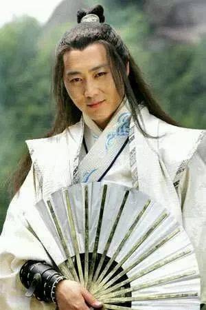 沈晓海在电视剧《大唐游侠传》中扮演王龙客时就是穿着一身白衣手上拿