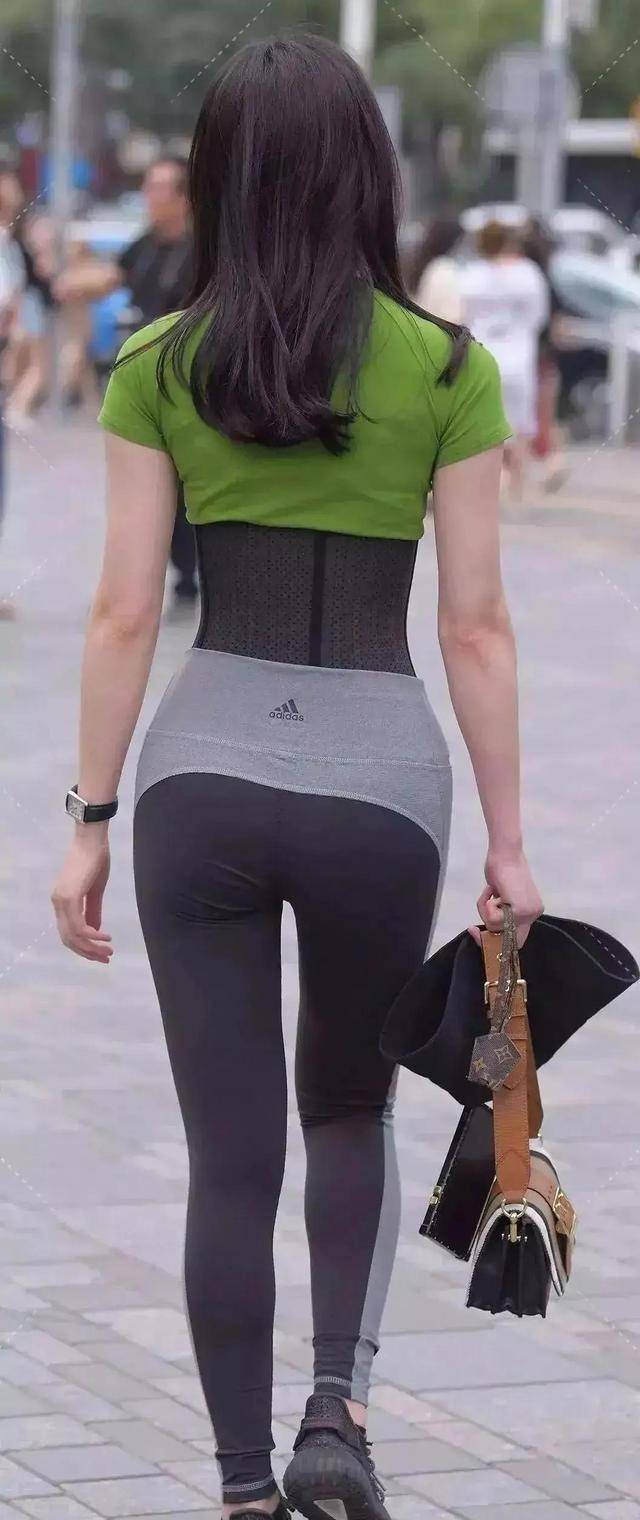 图案 别具一格的打底裤穿着时尚舒适，体现女人干练气质，又柔又酷