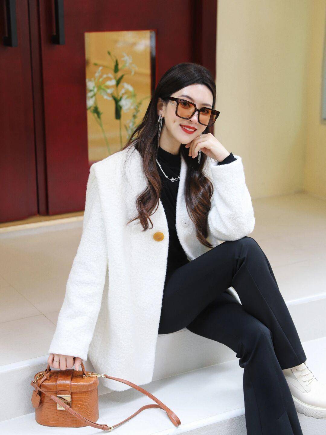 下装 果然“毛呢外套”才是yyds，这样搭配保暖又舒适，普通人也能驾驭